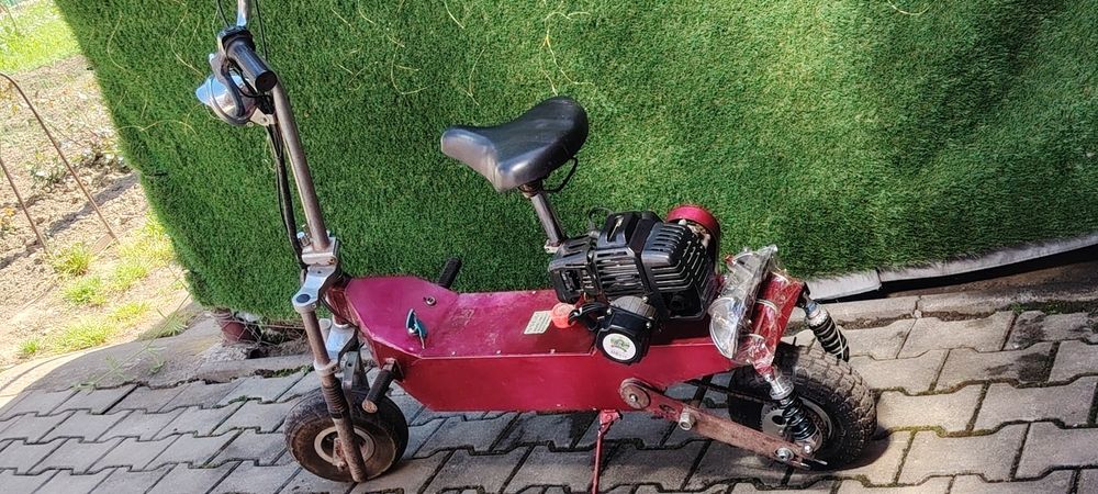 Vand trotineta cu motor pe benzina.