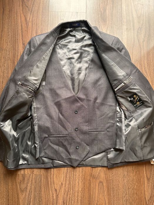 Мъжки официален костюм