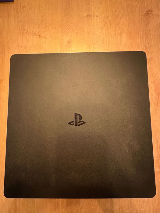 Vand Playstation PS 4 + 2 controlere+ jocuri