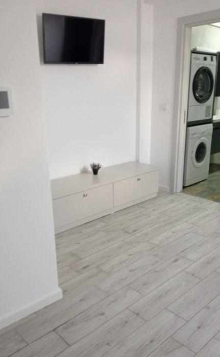 Închiriez apartament cu 2 camere