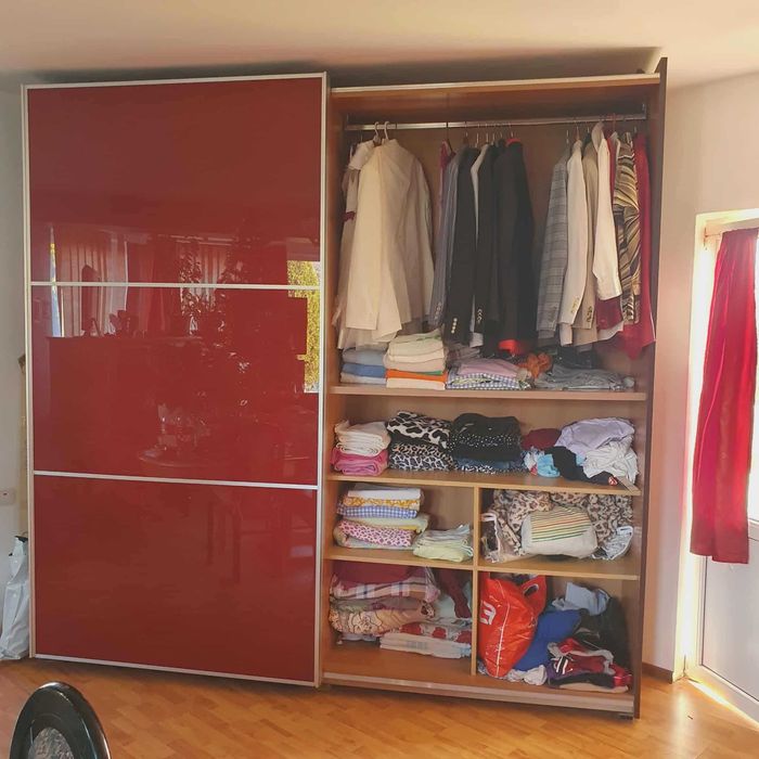Vanzare dulap dressing  rosu