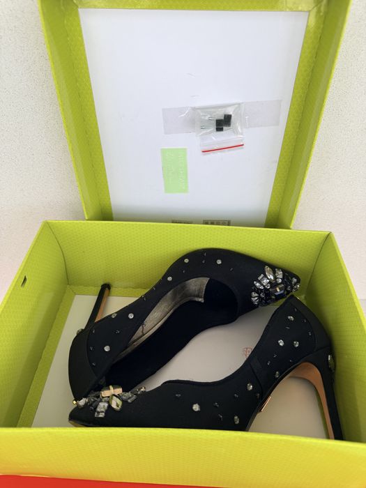 Vand pantofi ted baker o singura purtare. Le lipseste o pietrica