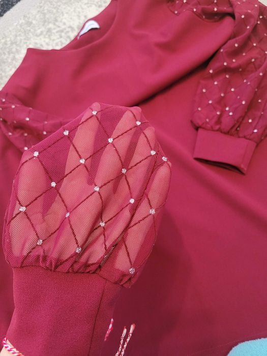 Елегантна рокля бордо с тюл ръкави