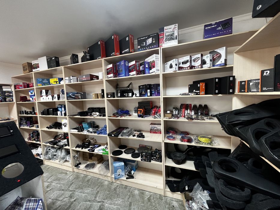 Полки из ЛДСП в хорошем состояний.