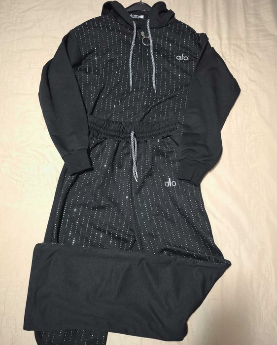 Блестящ дамски комплект с камъчета