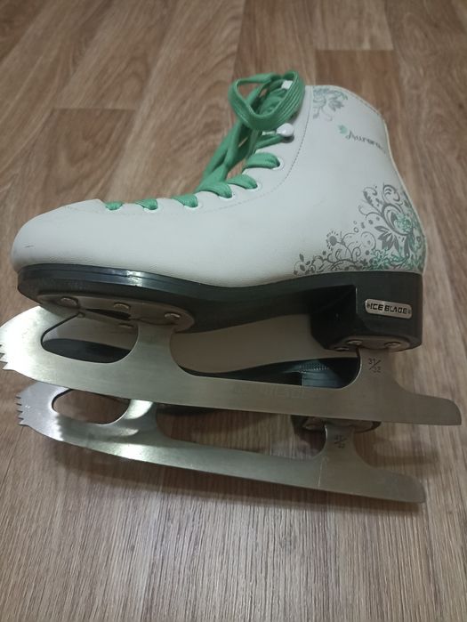Продам фигурные коньки 32 размер