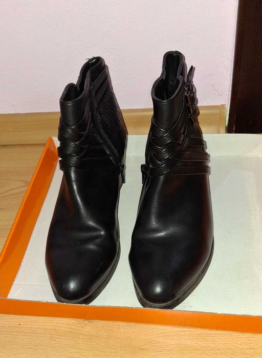 Дамски черни боти.