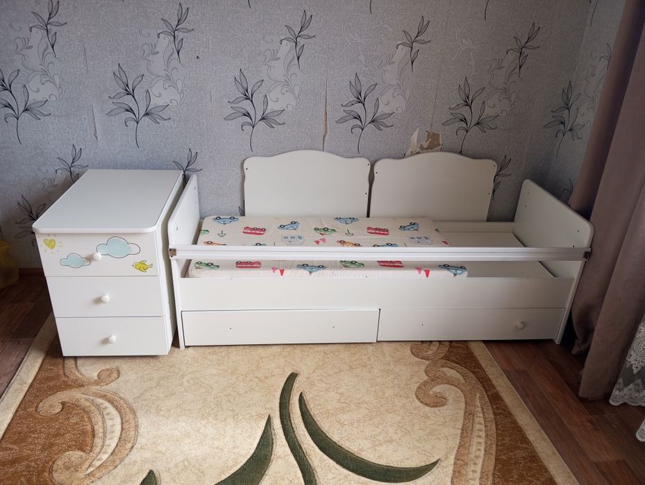 Детский кровать и тумба