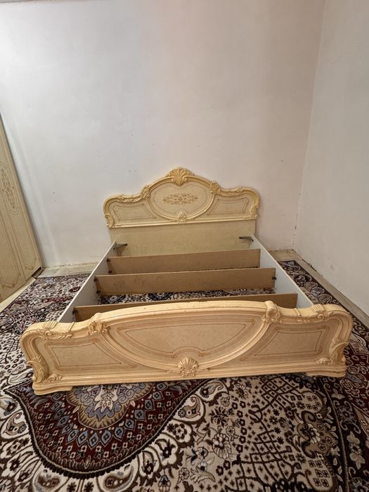 Eski italyanskiy spalniy mebel sotiladi