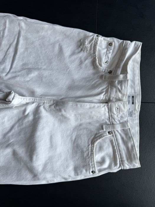 Бели накъсани дънки Bershka