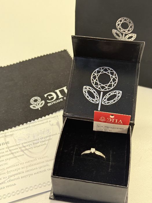 Белое золото кольцо