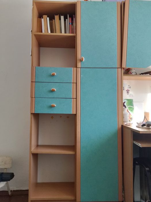 Продаю шкафы и стол все месте