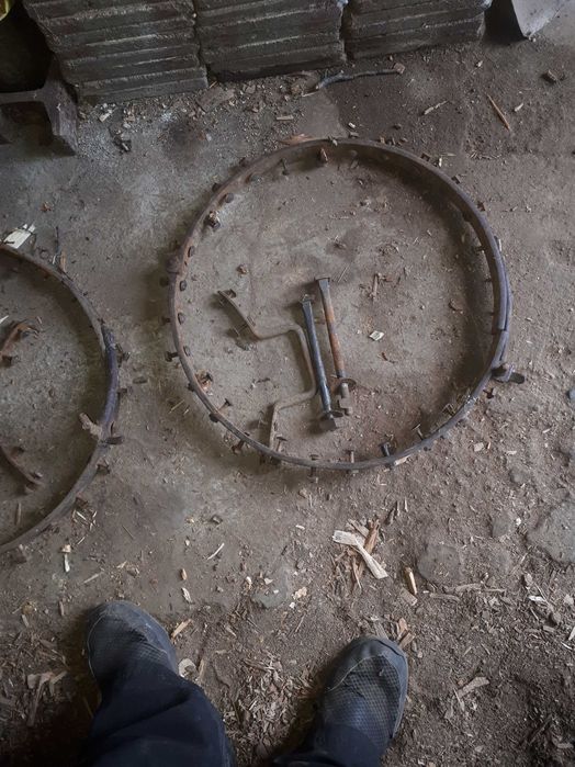 2 inele metalice vechi pentru presa de struguri