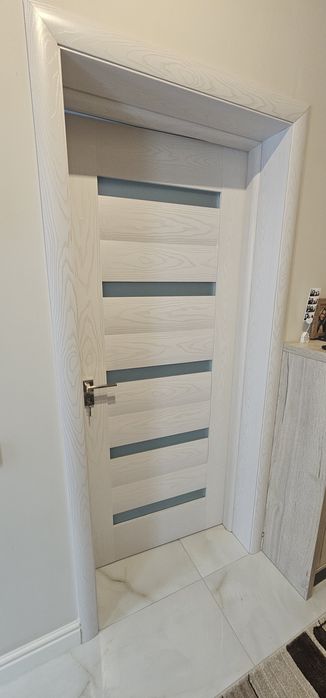 Vând 5 uși de interior MDF – frasin alb texturat, cu sticlă mată - set