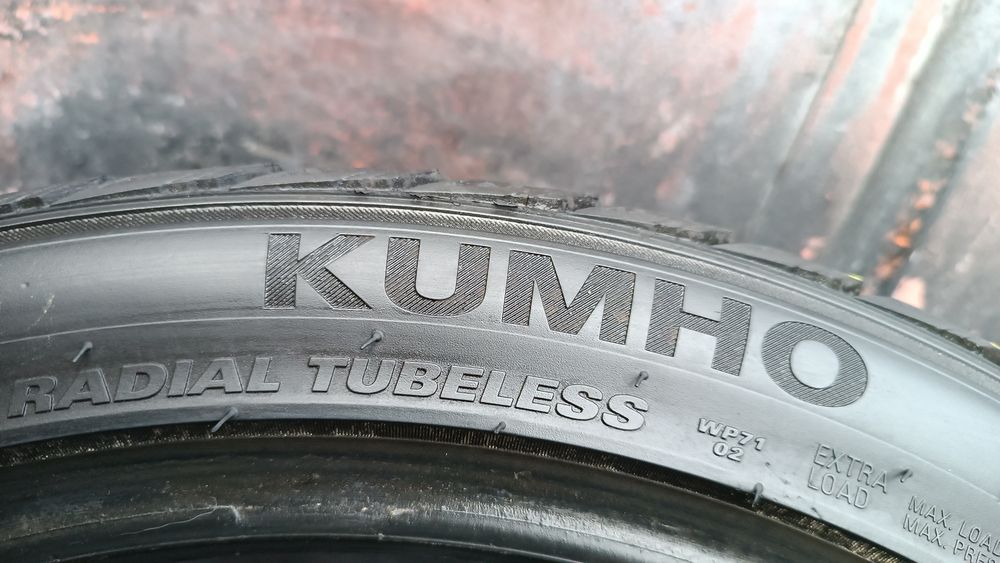 225/40/18 Kumho .