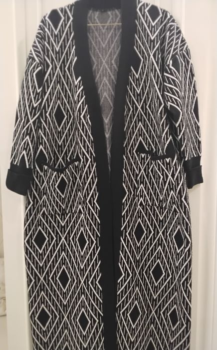 Кардиган чёрный длинный.