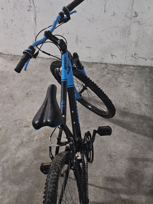 Vând Bicicletă MTB B'TWIN Rockrider 500 – Negru/Albastru