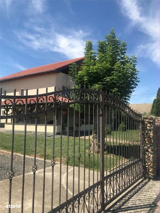 EXCLUSIVITATE ! Casa pe 3 etaje de vanzare in Cenad la pret de apartam