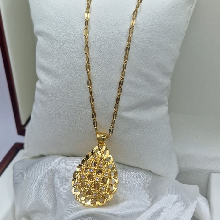 Луксозни колиета с 18к златно покритие!