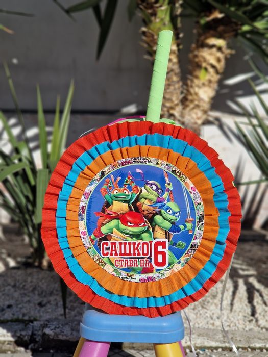 Пинята на всякаква тема с персонализирана украса