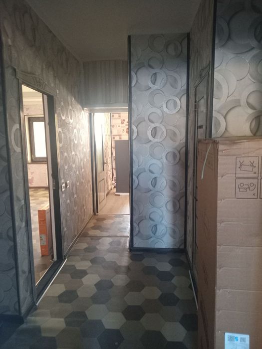 10 mikrayon da uy sotiladi 2 xonaliy yangi plonrovka