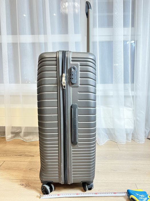 Чемодан на колесах дорожный