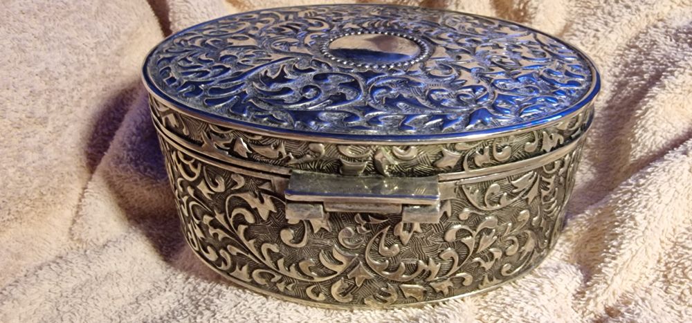 Cutie de bijuterii vintage suflată cu argint