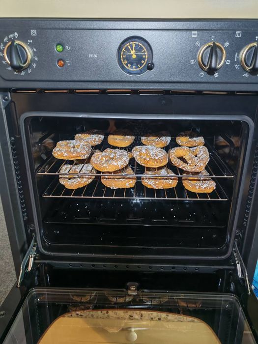 Чисто нова кухня с дървени вратички и уреди