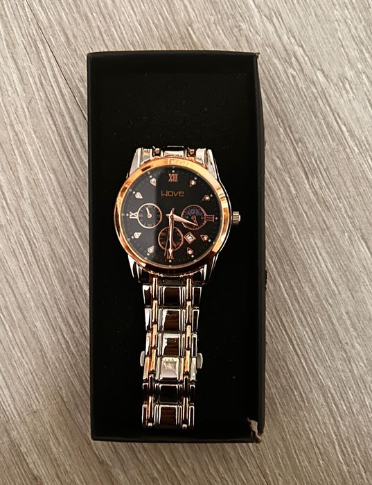 Стильные часы в идеальном состоянии