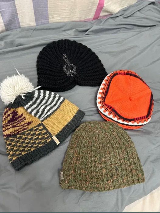 Отдам шапки в обмен на 2 плитки шоколада