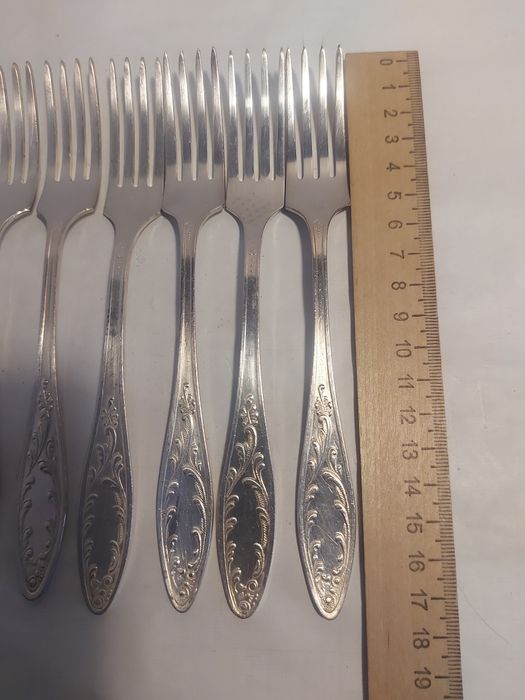 Мельхиоровые десертные вилки.