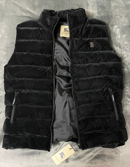 Vând vesta noua de bărbați Burberry