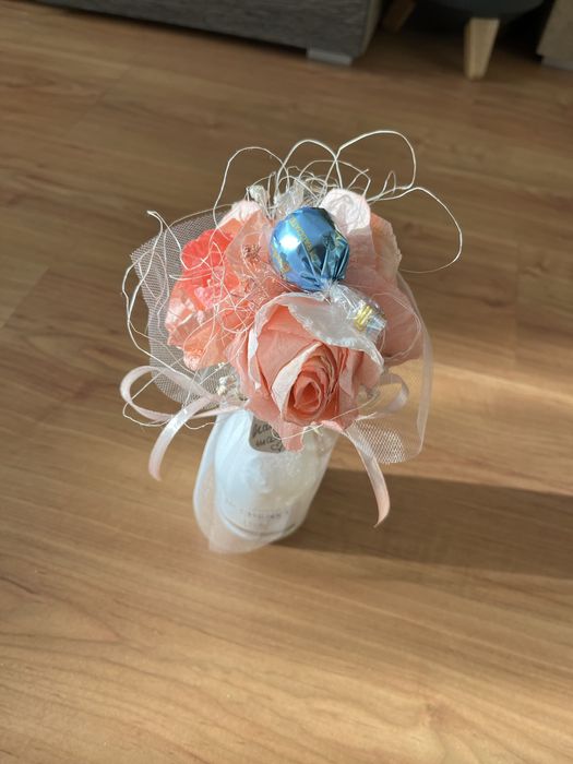 Ръчно изработени цветчета от хартия пенливо вино и