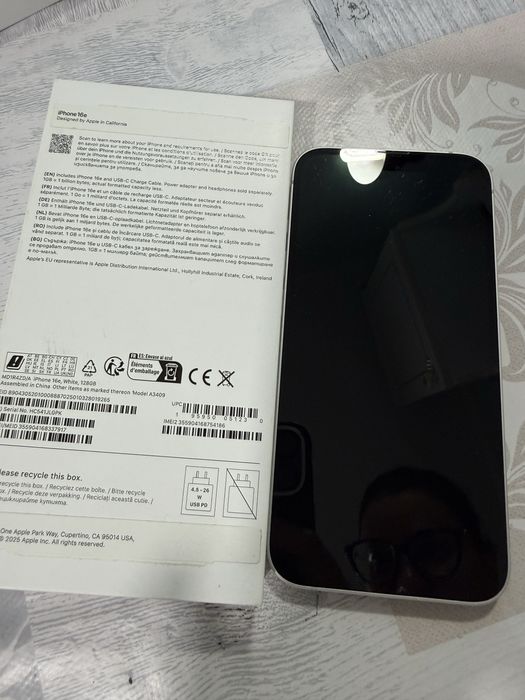 iPhone 16 e White ca nou 128 GB, baterie 100%, 26 cicluri de incarcare
