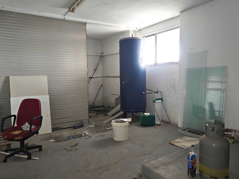 Продава се промишлен обект от 935 кв.м. в VI.PE. Кавала (код 4693)