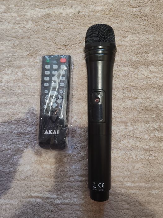 Boxa AKAI x10 cu telecomanda și microfon  fuctionale .Bateria a fost schimbată cu una mai mare .