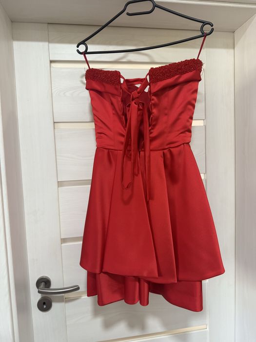 Сатенена  официална  рокля с бродирани мъниста по деколтето