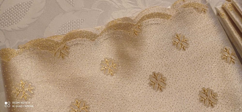 Продавам две луксозни покривки за маса