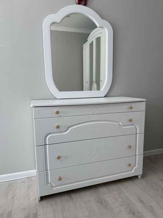 Шкаф с комодом и зеркалом