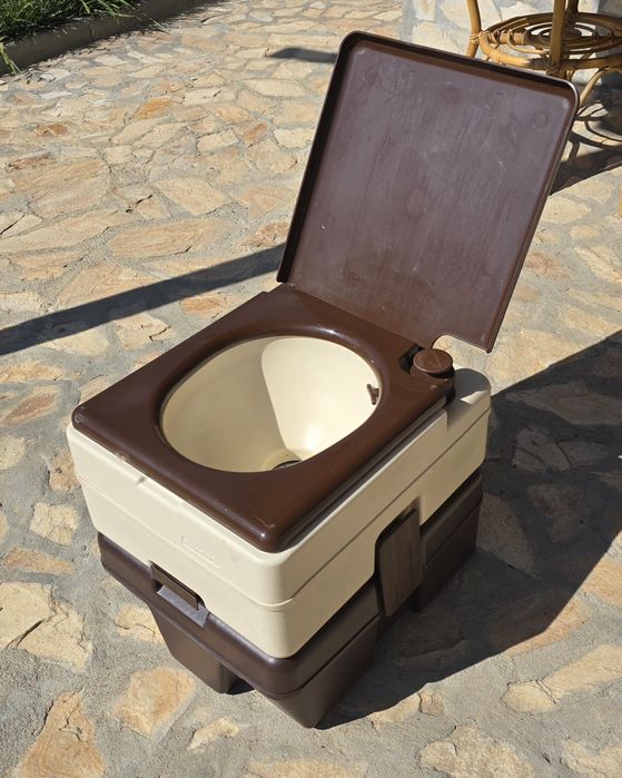 Малка химическа тоалетна