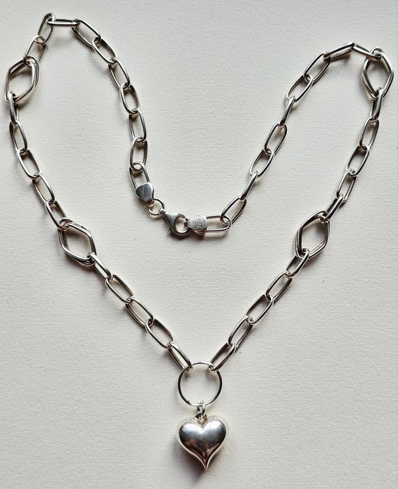 Красиво сребърно колие