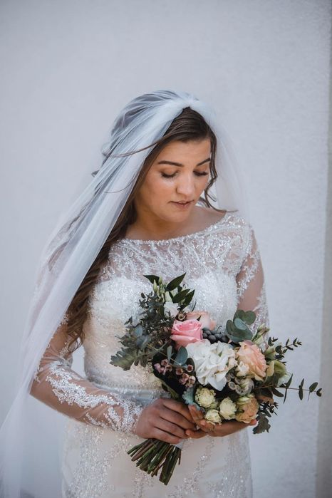 Vand rochie de mireasa lucrata manual noua