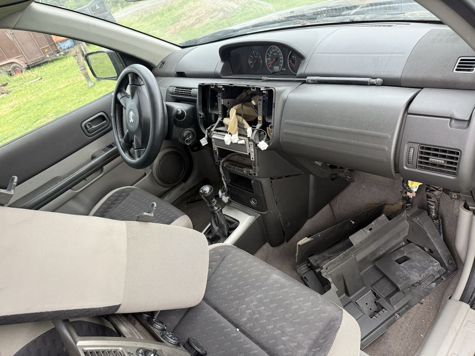 Dezmembrez nissan x-trail