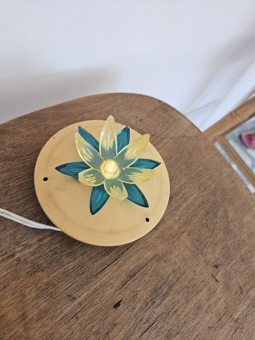 Стара красива нощна лампа