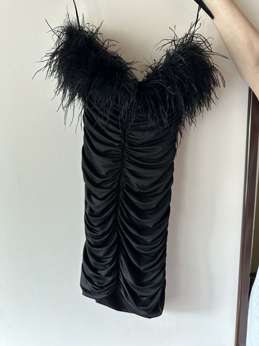 Vand rochie neagră cu pene de struț