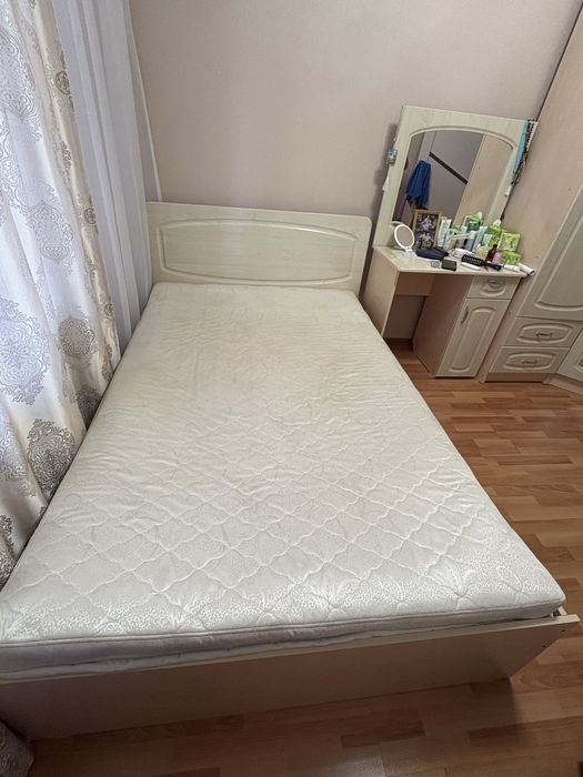 Продам кровать с матрасом