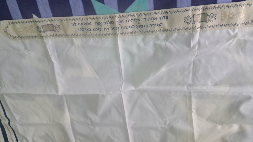 Vând tallit(șal de rugăciune evreiesc), original, purtat foarte puțin.