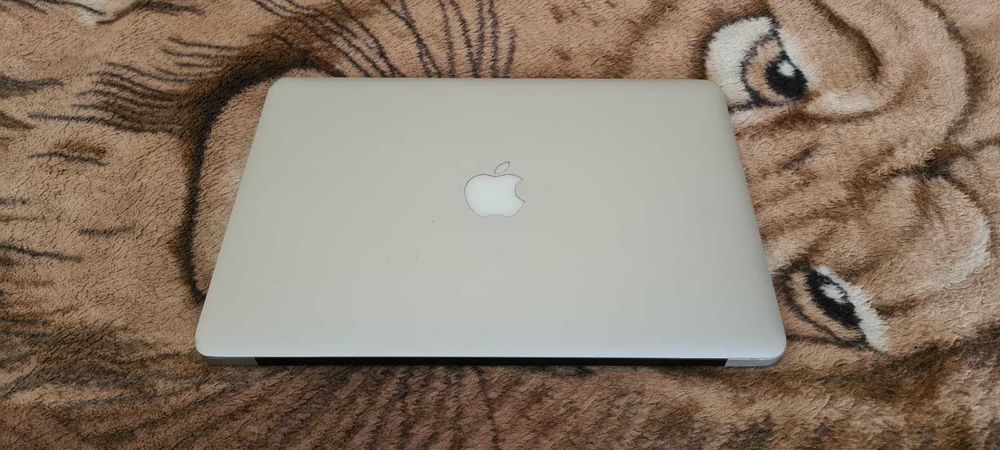 Laptop Apple Macbook Air 13" cu procesor I5,SSD de 240 Gb,4 Gb RAM,stare buna