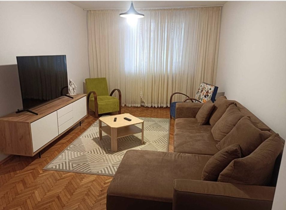 Închiriez apartament 2 camere,etaj 2,decomandat,confort 1,ultracentral