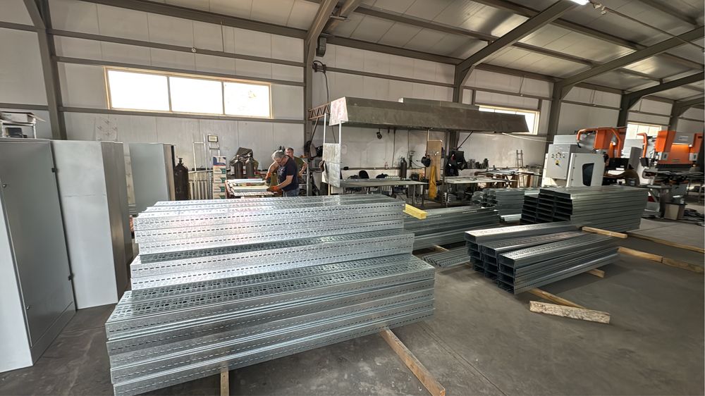 Кабельные лотки (перфорированные), кабельные стойки, полки и другие